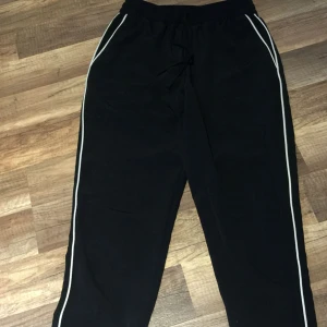  - Croppade byxor från monki. Är i gott skick och sitter supersnyggt! Möts upp i sthlm