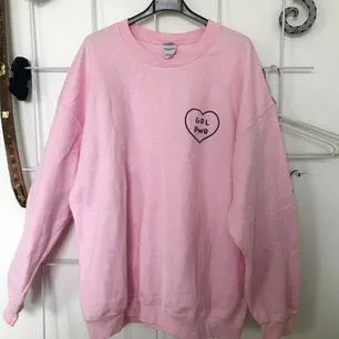 Rosa sweatshirt med GRL PWR tryckt fram. Stor storlek men snyggt oversize på en M-L och passar även på en XL!. Hoodies.