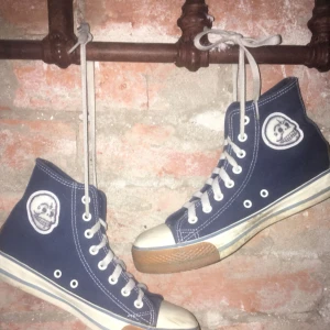  - Mörkblå Converse Rip-off skor från Cheap Monday. Säljer pga förstora - köpare står för frakt 🌻