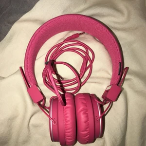  - Säljer mina Urbanears, som är i jättefint skick då jag endast använt dem en gång och provade dem! Kan posta men då står köparen för frakten!  Annars finns de att hämtas i Karlstad 