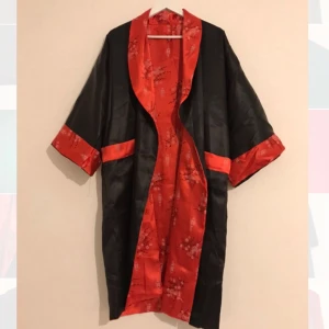  - Denna härliga rock/kimono/jacka/morgonrock kan man använda litet som man vill! Röd och svart med en broderad drake på ryggen. Går också att vända åt andra hållet och är då helt röd. Sidenmaterial och storlek M, men har använt den oversize som XS.