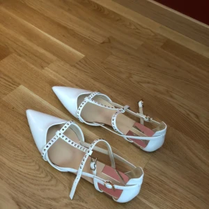  - Elegant flat shoes; worn twice only, size 38, or small 39