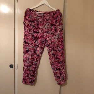  - Fina mysbyxor som är för stora så inte riktigt kommit mig för att använda dom mycket. Fickor på sidorna och resor i midjan. Storlek är en större M till L.   Frakt tillkommer 