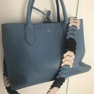  - Säljer en superfin väska från Don Donna! Finns ett till axelband som ingår och är ljusblått. Nypris 800kr 