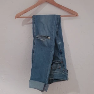  - Snygga slim jeans med hål på knäna