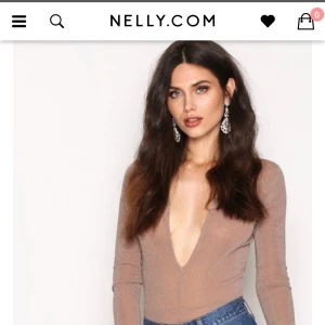  - Helt oanvänd, skitsnygg body från Nelly! Säljes pga fel storlek. Storlek M men skulle påstå att den är mer som en L i storleken. Finns att hämta i Solberga!  Kan skickas men då står köparen för frakten