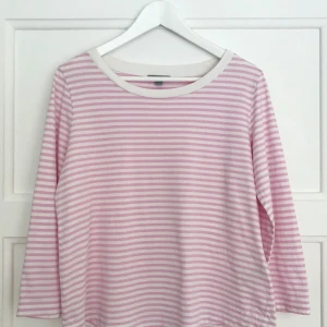  - Randig tröja med 3/4 ärm från COS i strl M (passar även XS & S)