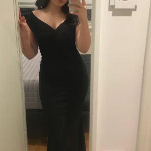 Klänning - Klänning från Nelly.com. Framhäver formerna otroligt fint😍(Skriv för fler bilder, kunden står för frakten som summan varierar beroende på varans vikt) 