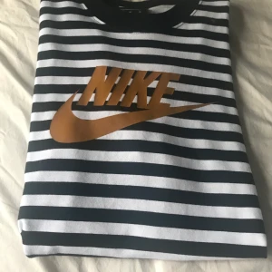 NIKE T-shirt - Hej! Jag säljer min Nike T-shirt som endast är testad, du står för frakten💕 Nypris: 379kr