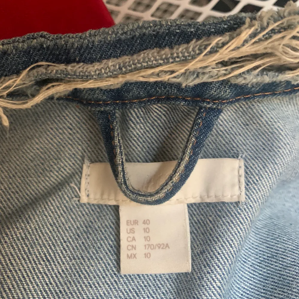 Skitsnygg jeansjacka från H&M, använd 1 vår, sydd runt halsen (det var typ slitet/uppklippt där när jag köpte den), har strukit på märket själv och det går säkert att ta bort, men jag tycker det är coolt och man kan ju sy på fler. Priset är utan frakt!. Jackor.