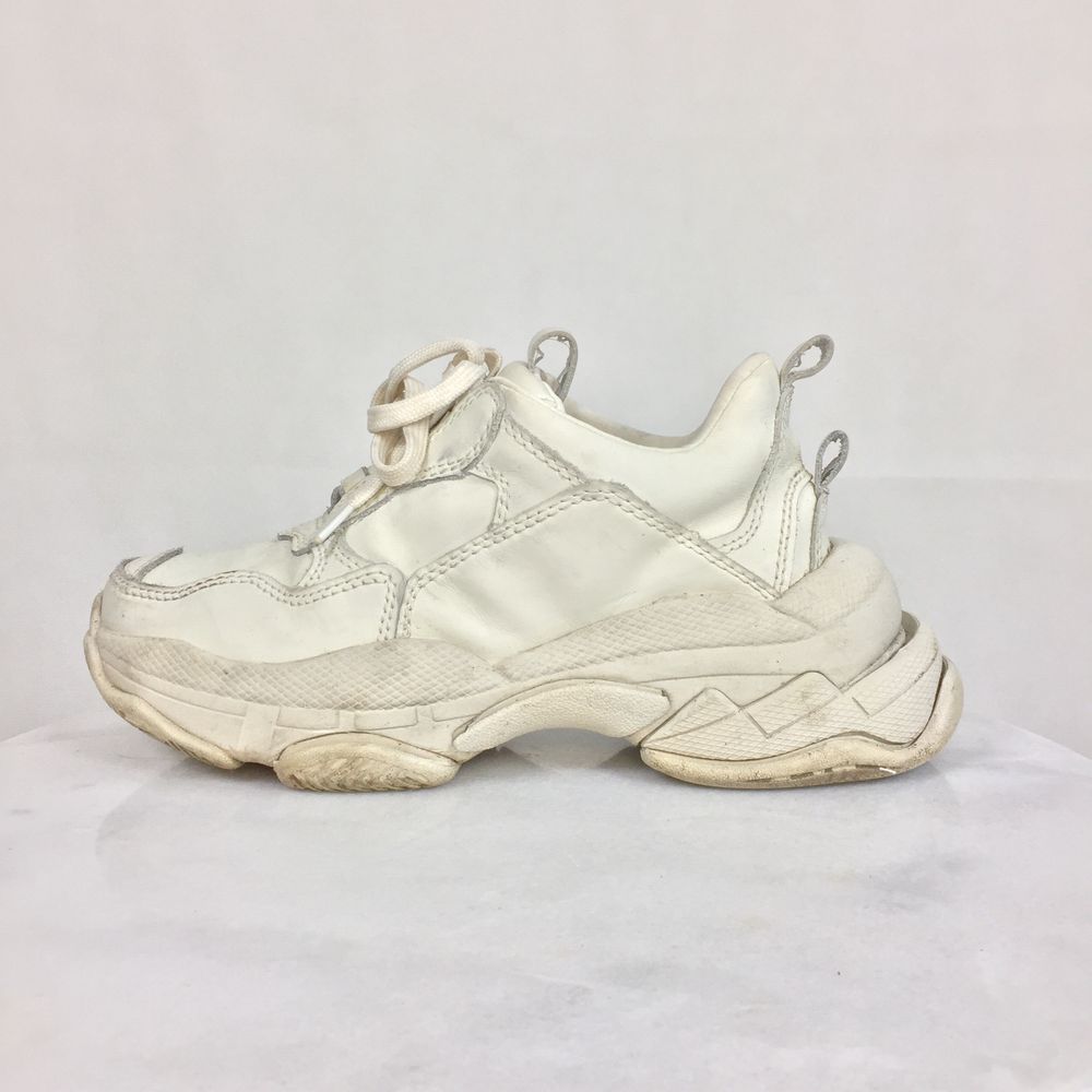 Dope sneakers form Jeffrey Campbell, size 36. Reminds of the Balenciaga sneakers. In good condition, will be washed before shipped. No return nor refund. Free shipping everywhere in Sweden.. Skor.