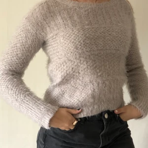 Stickad hollister tröja - En stickad hollister tröja i storlek xs men lite tajtare i ärmarna (sticks inte)