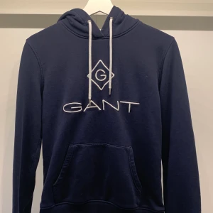 Gant hoodie - Gant Hoodie i superfint skick, inte använd många gånger 💙 Originalpris ca 1200kr 🌟 Storlek S✨ budet ligger nu på 100kr