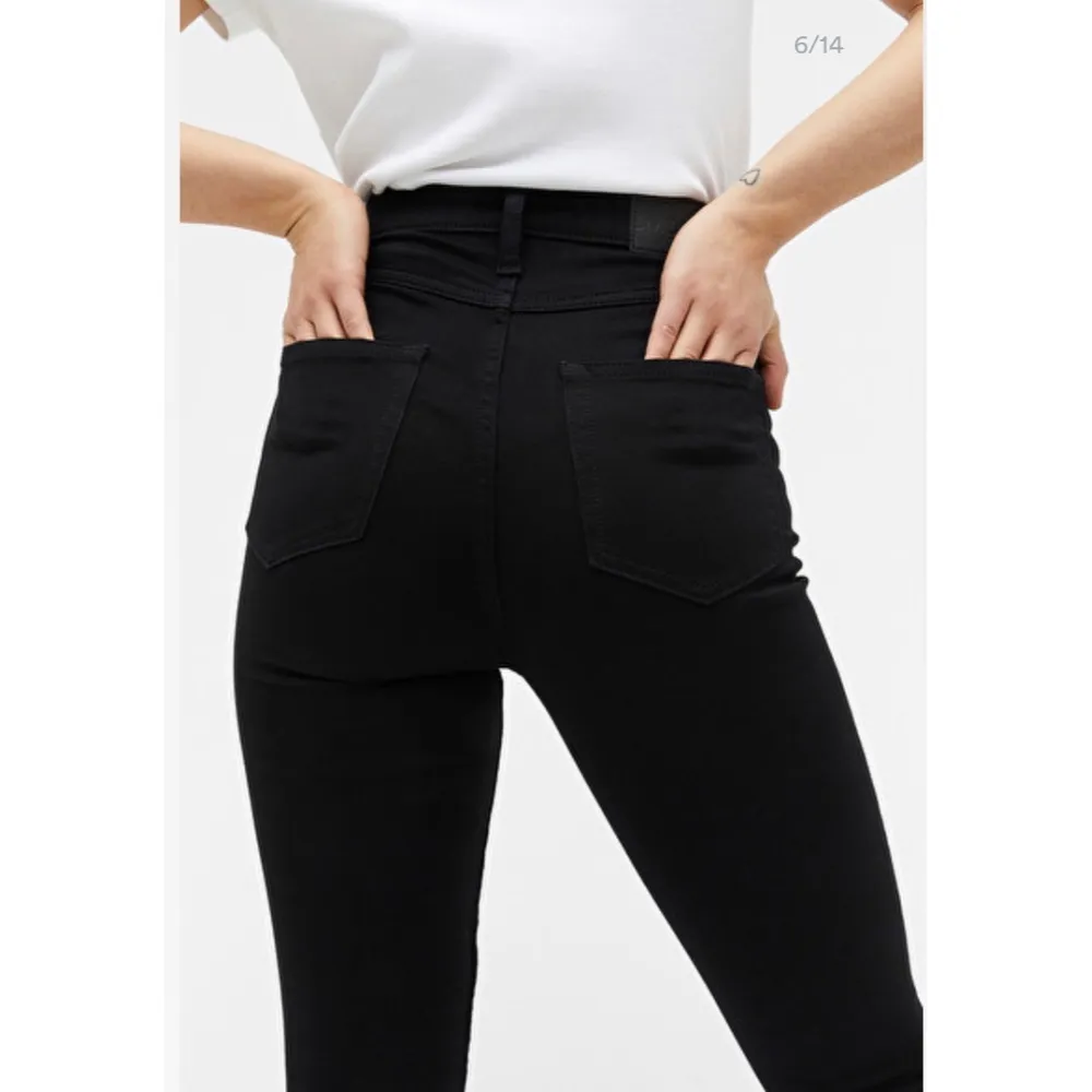 Ett par helt nya jeans från Monki, modellen Oki cropped. En supertajt modell med hög midja och lite kortare ben. Storlek 26. Oanvända. Kan mötas i Sthlm eller postas mot porto.. Jeans & Byxor.
