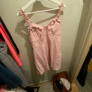 Klänning - Rosarutig klänning i fint skick