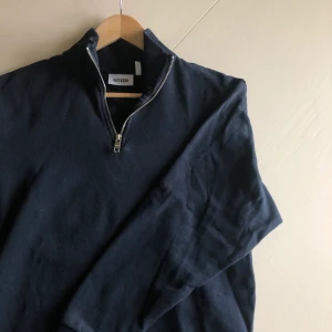 Tröja med dragkedja  - Köpt på weekday i vintras men har inte använt den så flitigt, därför säljer jag. 8/10. Står XS men funkar  som en stor M. Frakt står köparen för💖