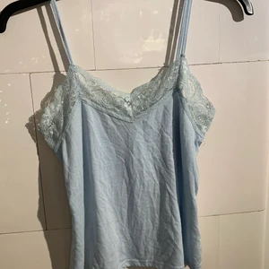 Söt blå topp från BikBok i storlek XS. - 100 kr med inkluderad frakt.