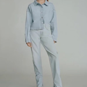 Jeans - Populära zara jeans med slits ner till, vid intresse kan jag skicka fler bilder💗