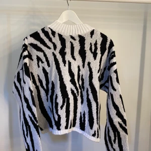 Stickad tröja  - Aldrig använd! Super snygg stickad tröja från Madlady.