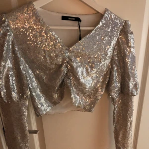 Party top - Säljer en helt oanvänd partyblåsa från bik bok. Super snygg! Nypris 399kr