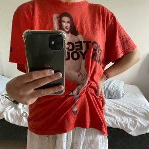 Marc Jacobs tröja - Jätte snygg tröja från Marc Jacobs collab med Cancer Institute (NYU), den är alltså limited edition!  Storlek L men lika snygg  ovesized som jag har den (brukar ha XS/S). Bra skick.