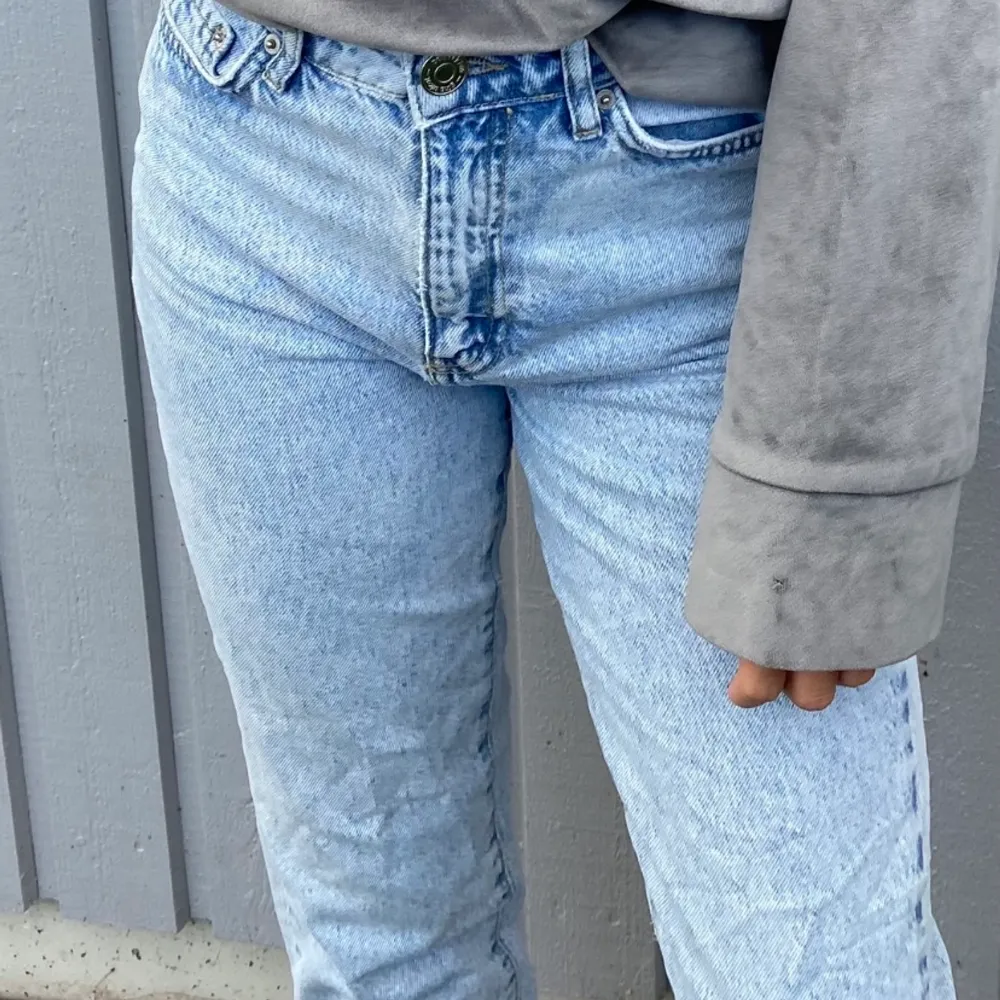 Jag säljer nu dessa super snygga, trendiga jeansen från Gina. De är i sparsamt använt skick☺️Buda från 350kr🥰. Jeans & Byxor.