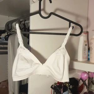 Vit bralette - Söt vit bralette, finns ingen lapp men bandet är nog 70-75 och ingen kupa bör anges då det är en bralette