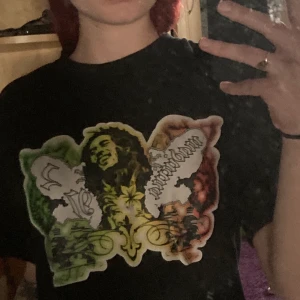 Bob marley T-shirt  - SÅ FIN T-shirt med tryck av Bob Marley!!!!!!! Nästan helt oanvänt, köpt secondhand 