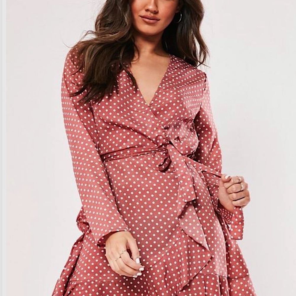 Säljer en helt oanvänd klänning från Missguided då den är lite för liten för mig. Lappen är kvar och den är endast provad. Klänningen har både en dold dragkedja och knyts i midjan. Säljer för 150 kr🤍 bilden är från Missguided och på bild är klänningen jag säljer!. Klänningar.