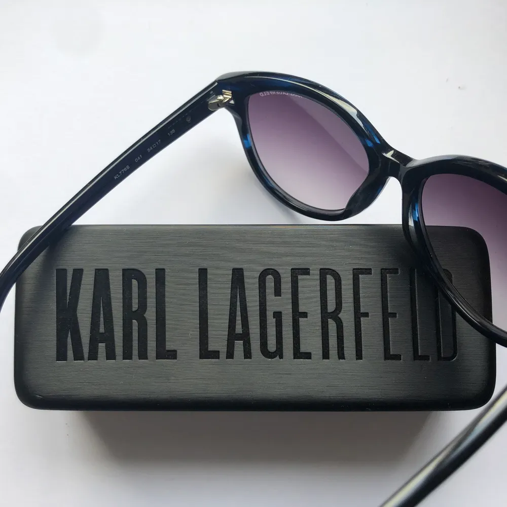 Mörkblå/svarta solglasögon i cateye stil av Karl Lagerfeld med tonat glas. Skick: helt nya/oanvända Storlek: se bild insidan av bågen bild 3  Frakt: 49 kr postnord spårbart Samfraktar gärna, kolla övriga annonser :)  . Accessoarer.
