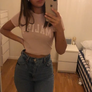 brandy tröja - t-shirt från brandy melville med malibu tryck på i vitt! one size men passar xs-m skulle jag säga