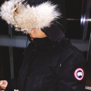 Canada Goose Jacka - Lång svart Canada Goose jacka med päls, i bra skick. Jackan är svensktköpt på NK säljer den då jag blivit vegan och inte kan ha den längre 