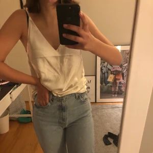 Topp - En jättte fin topp från Lindex! Köpte den under nyår förra året och har därför bara använt den då✨ Är i jätte fint skick! Köparen står för frakt:)