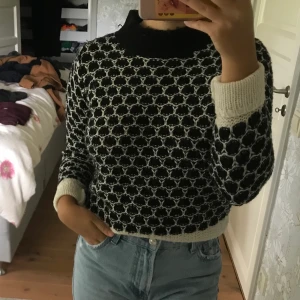 Tröja  - En jättefin tröja som tyvärr inte kommer till användning längre, bra skick