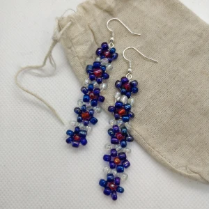 Handgjorda blomörhängen 🌻 - Handgjorda blomörhängen med glaspärlor.🌻💐🌹🌺🏵️🌼🌸