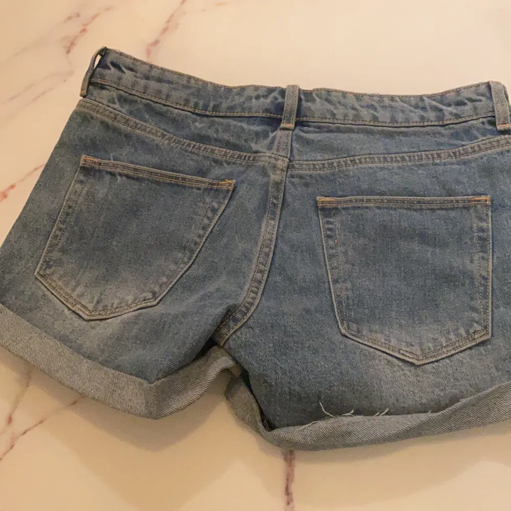 Ej använda råkade köpa i fel storlek. H&M jeans storlek 34. Normal hög midja. 50kr + frakt. Shorts.