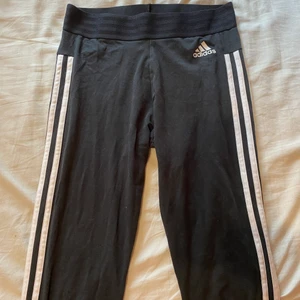 Adidas byxor - Långa adidas tights i strl s. Pris: 80 kr + frakt. Lite genomskinliga men har man svarta underkläder är det ingen större fara, men inga träningsbyxor direkt om man ska göra squats tex. 