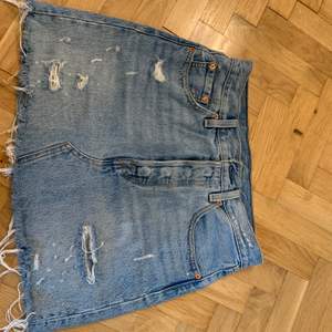 Fin kjol från Levis som jag tyvärr växt ur. Kan frakta men står inte för frakten som blir 50kr