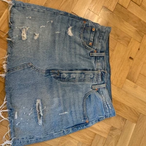 Levis kjol storlek 25 - Fin kjol från Levis som jag tyvärr växt ur. Kan frakta men står inte för frakten som blir 50kr