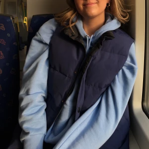 Vintage väst strl M - Säljer min fina väst som tyvärr inte kommer till användning längre. Köpt på humana, minns inte hur mycket jag köpte den för. Köpare står för frakt (70 kr). Efter som det verkar vara så stort intresse så startar jag budgivning istället!!!! Buda i kommentarerna, budgivningen slutar på lördag!