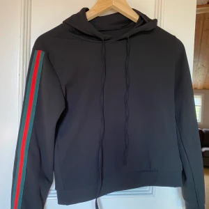 Luvtröja  - Säljer min tunna luvtröja (kort)  som jag köpte på MISSÄY i göteborg. Säljer för 50 kr + frakt. Endast använd ca fem gånger. 