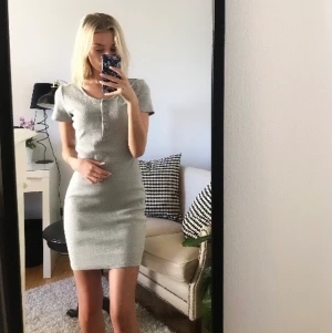 Grå ribbad klänning från Monki strl XS - En skön enkel sommarklänning som är perfekt till stranden! Funkar jätte bra med någon färgglad väska till! Fraktkostnaden betalar du själv:)