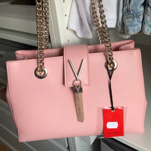 Helt ny valentino väska - Valentinoväska med prislapp kvar. Jättefin och rymmer mycket. Köpt för 1199kr och säljs för 799 kr. Säljs då jag inte har fått användning för den. Om du vill ha bättre bilder eller undrar något kan du bara fråga:)