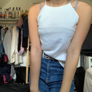 Vit linne  - Den va lite för stor för mig, tror de hade sätt snyggare ut på ngn som den faktiskt passar i 