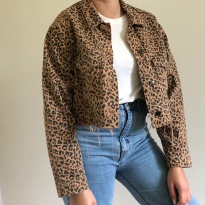 Jeansjacka - En leopardmönstrad jacka i nyskick. Knappt andvänd och sitter lite oversized på tjejen som har S. Nypris 400kr💞 Skicka privat för mer info.
