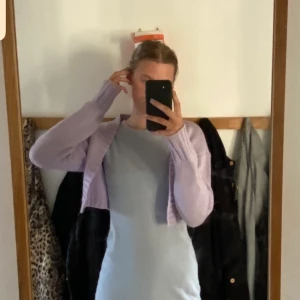 kofta - croppad kofta från na-kd i färg lila. passar xxs-s beroende på passform. jag är en s o den sitter lite löst på mig som ni ser. 