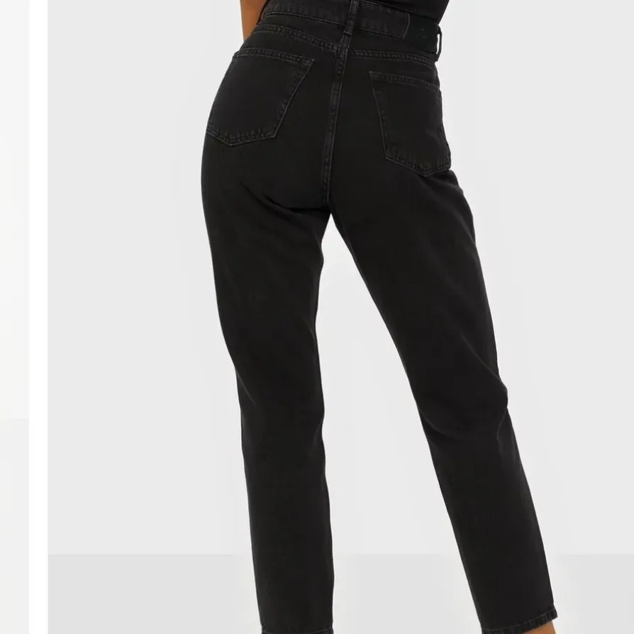 Jag säljer nu dem här sjukt snygga jeansen som jag beställde på Nelly. I High waist vintage denim inte för tajt men inte för stor heller i modellen, jag säljer dem pga en för liten storlek. Storlek EU 34 tror de motsvarar ungefär nånstans runt XS/S. Med prislappen kvar endast testade 1 gång. Nypris 500 men säljer dem för 300kr+frakt.. Jeans & Byxor.