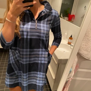 Klänning - Rutig klänning ifrån nakd i storlek s. Säljs för 100kr