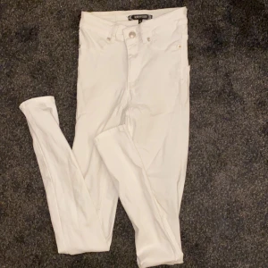 Vita jeggings - Sjukt stretchiga jeggings (passar strl S). Ser väldigt små ut men mjuka i materialet så de formar sig bra. Snygg passform bak. Köpta på Carlings.