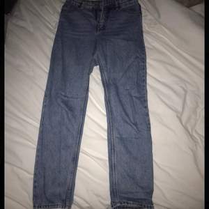 Blå mom jeans i storlek 25 alltså i ett inte så stretchigt material. Köptes för ett år sedan och använts en gång sedan dess. Skick är jättebra men sitter som sagt tajt. Originalpris är 400kr . 